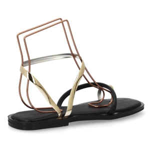 Sandalia plana moderna tiras metálicas