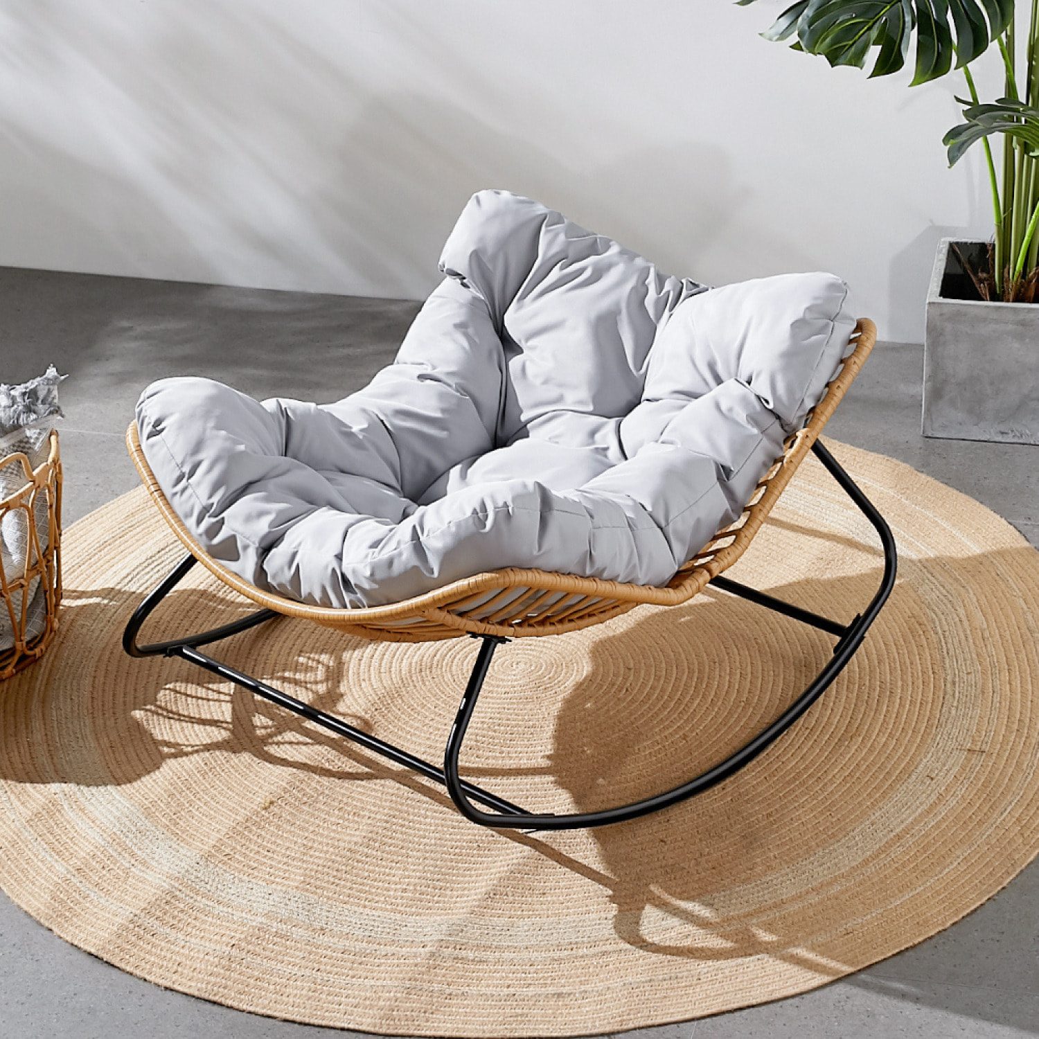 Fauteuil à bascule en résine tressée coussin gris BARCELONA