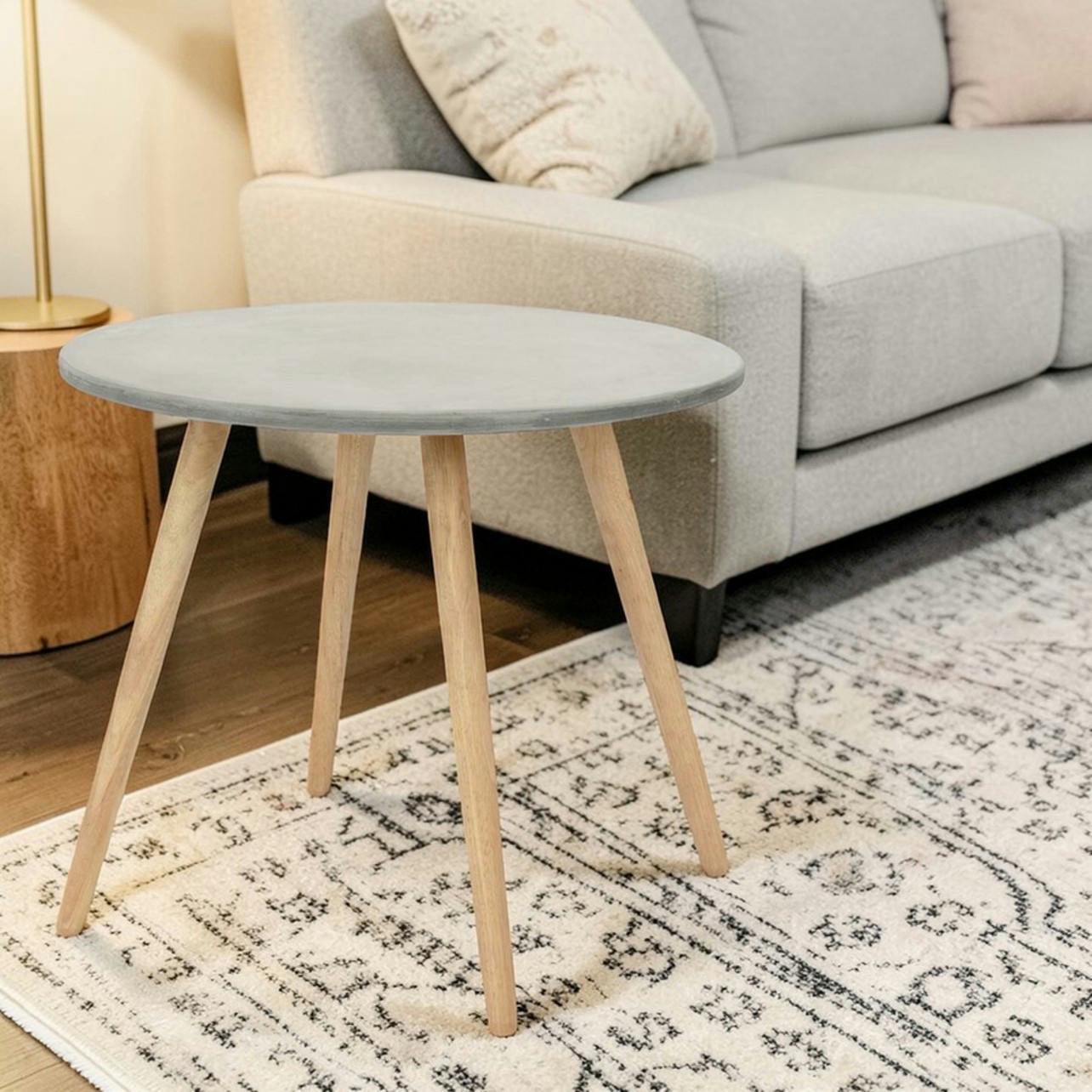 Bout de canapé rond pieds bois et plateau béton D65xH57cm