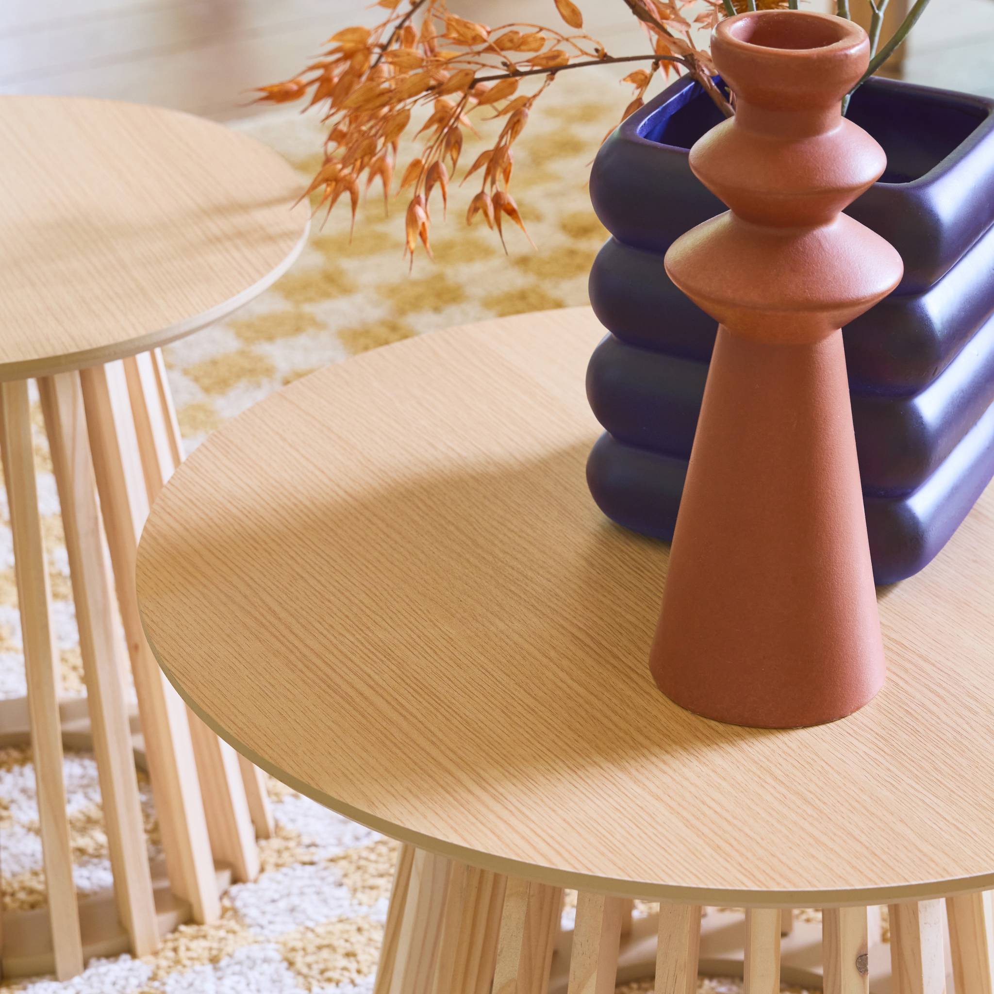 Set de 2 tables basses rondes plateau effet bois chêne et pieds en bois de sapin. Ø40cm et Ø60cm