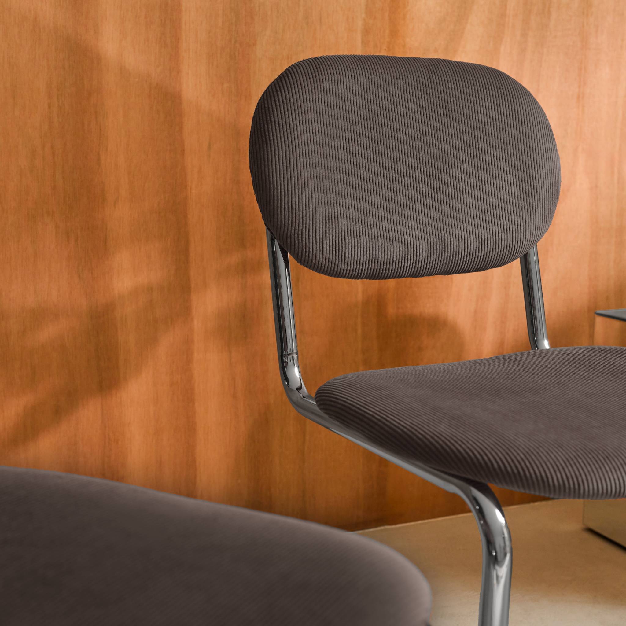 Lot de 2 chaises cantilever arrondie métal. velours côtelé marron et pieds chromés - L 47 x P 54.5 x H 81cm - Maloa