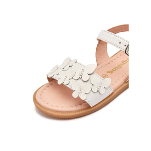 Sandalias Abiertas de Niña con Detalles Florales en Blanco