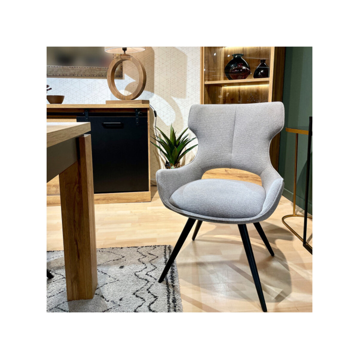 Chaise rotative 180° en tissu doux et pieds en métal noir - SUZIE