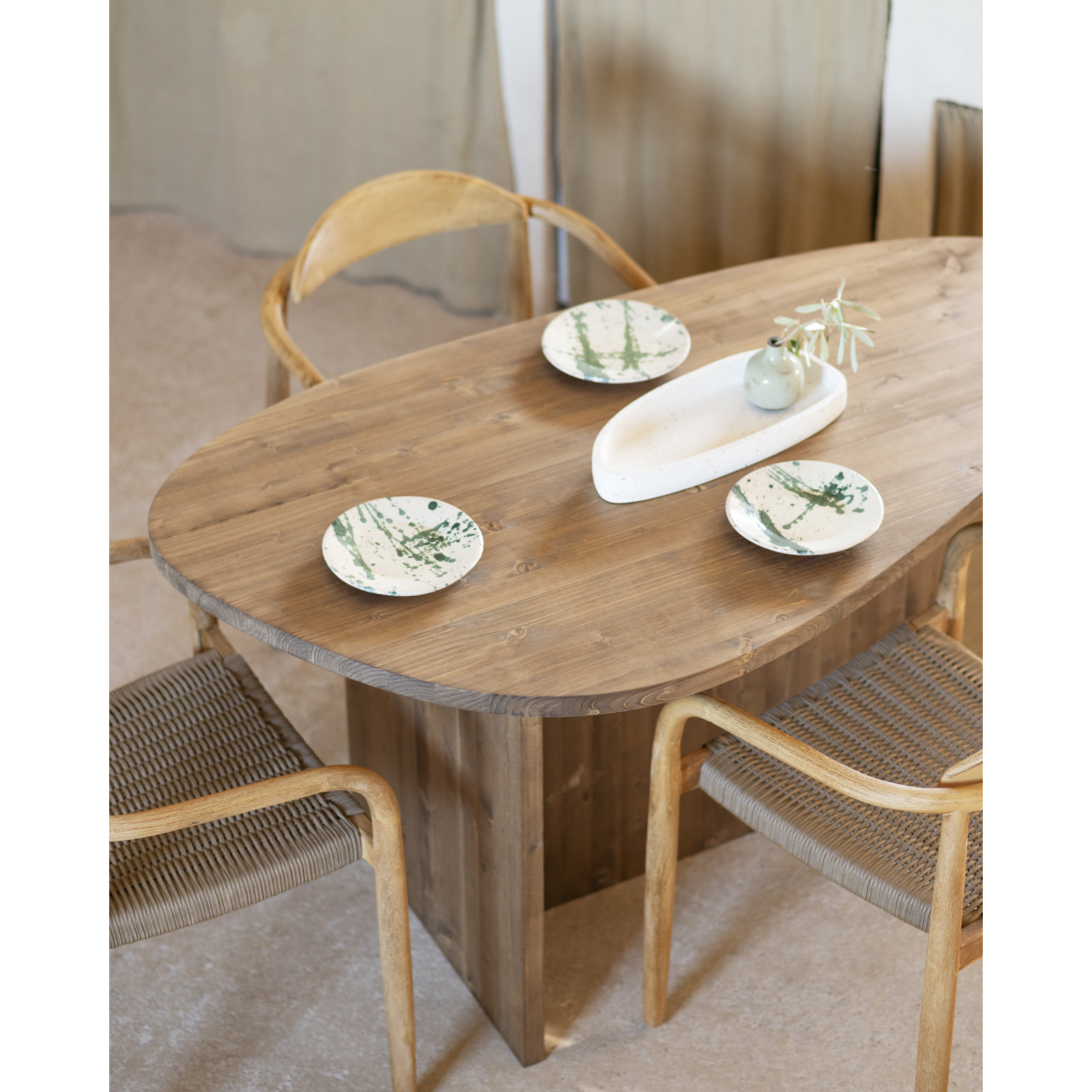 Mesa de comedor de madera maciza en tono roble oscuro de 140cm Alto: 75 Largo: 142.9 Ancho: 77.7