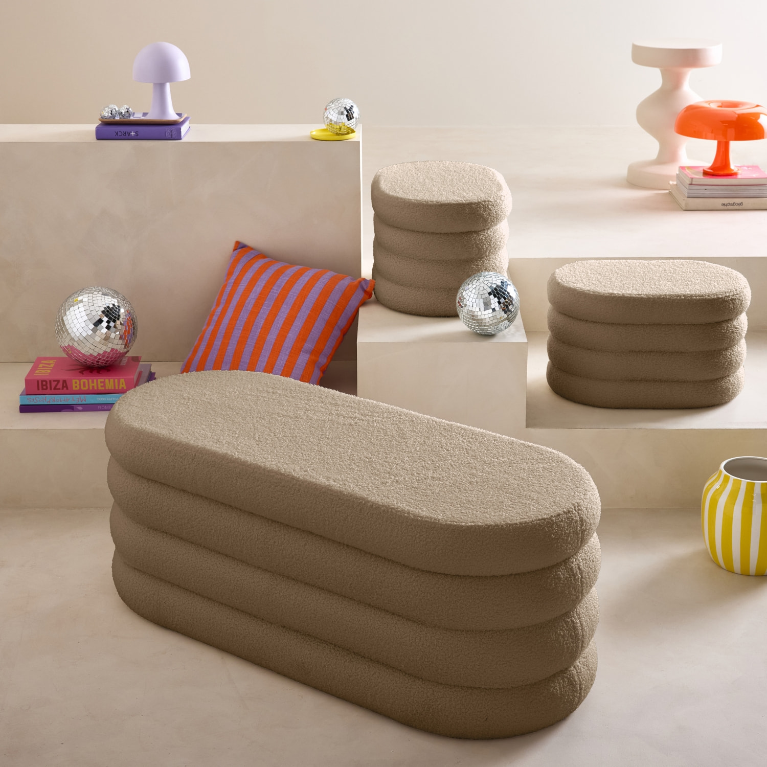 Banc coffre en bouclettes taupe avec 2 poufs ovales de rangement intégrés - L111cm