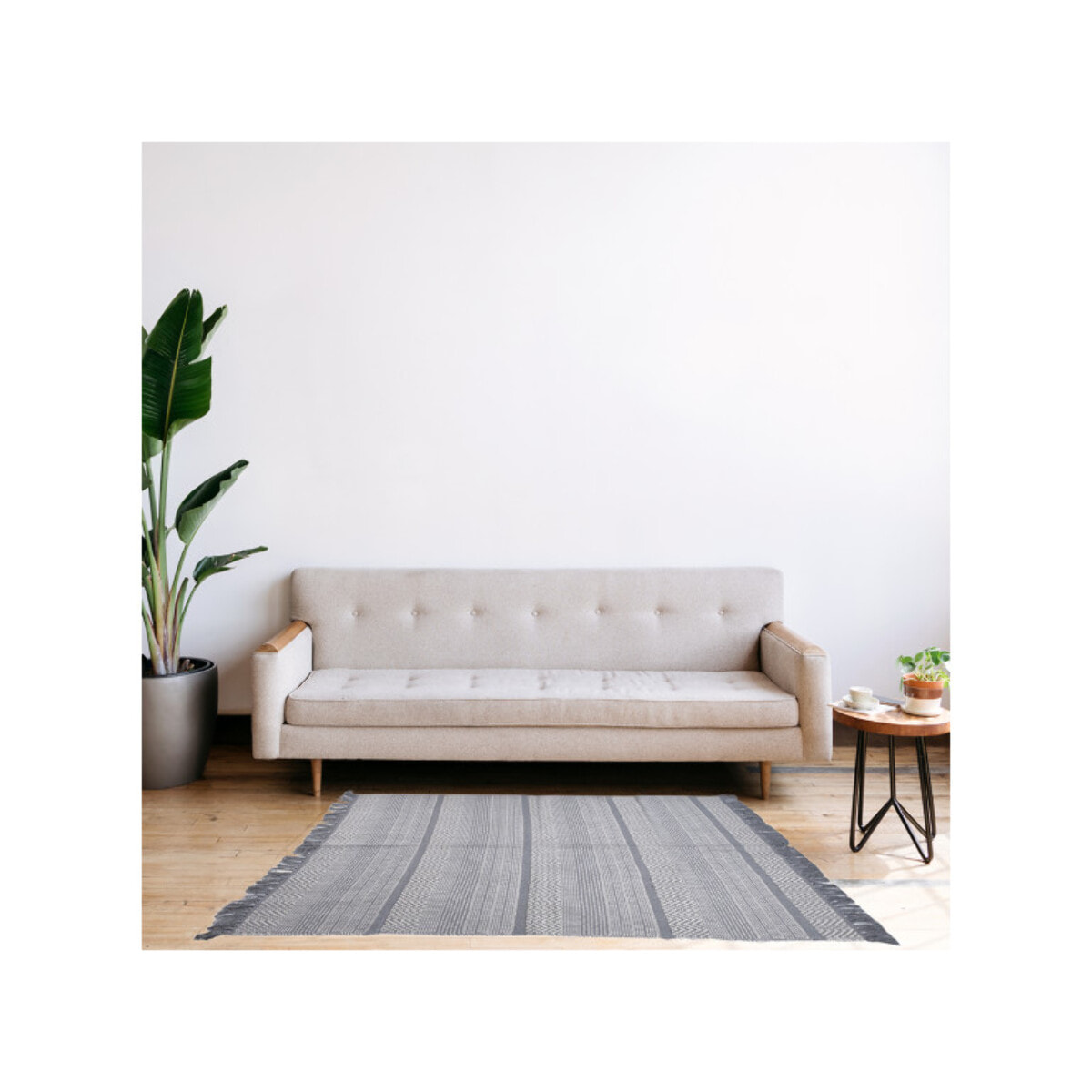 Tapis en coton brodé lignes et chevrons gris clair avec franges - MINA