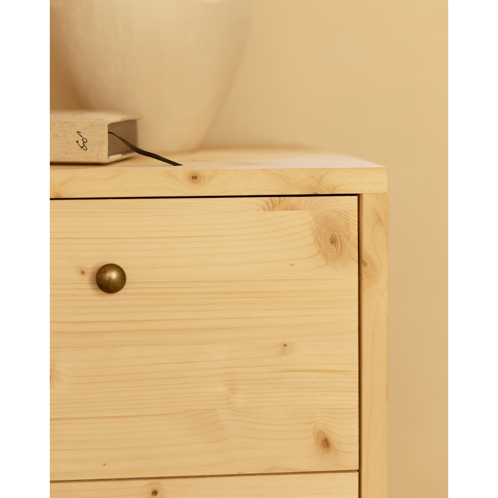 Table de chevet en bois massif avec deux tiroirs en ton naturel de 51x38cm Hauteur: 50.5 Longueur: 37.5 Largeur: 36