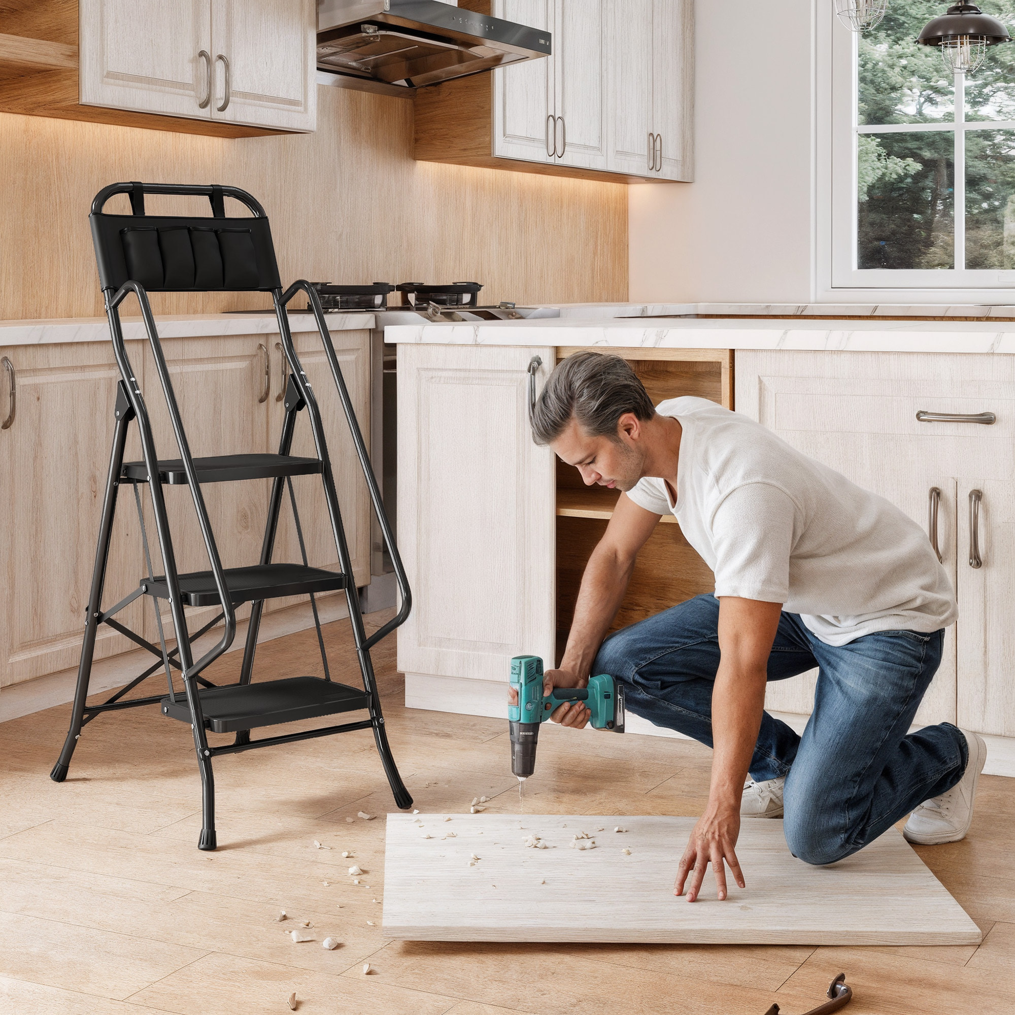 Escalera Plegable de 3 Peldaños con Bolsa de Herramientas, Escalera de Tijera, Carga 150 kg, con Peldaños Anchos Antideslizantes, Bloqueo de Seguridad, Apoyabrazos, Negro