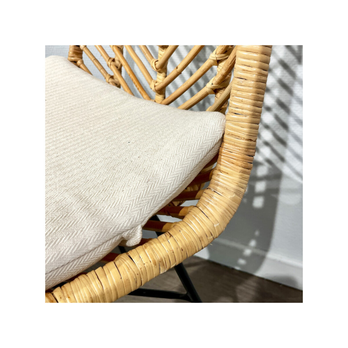 Chaise en rotin naturel tressé avec coussin blanc – RATTAN 2