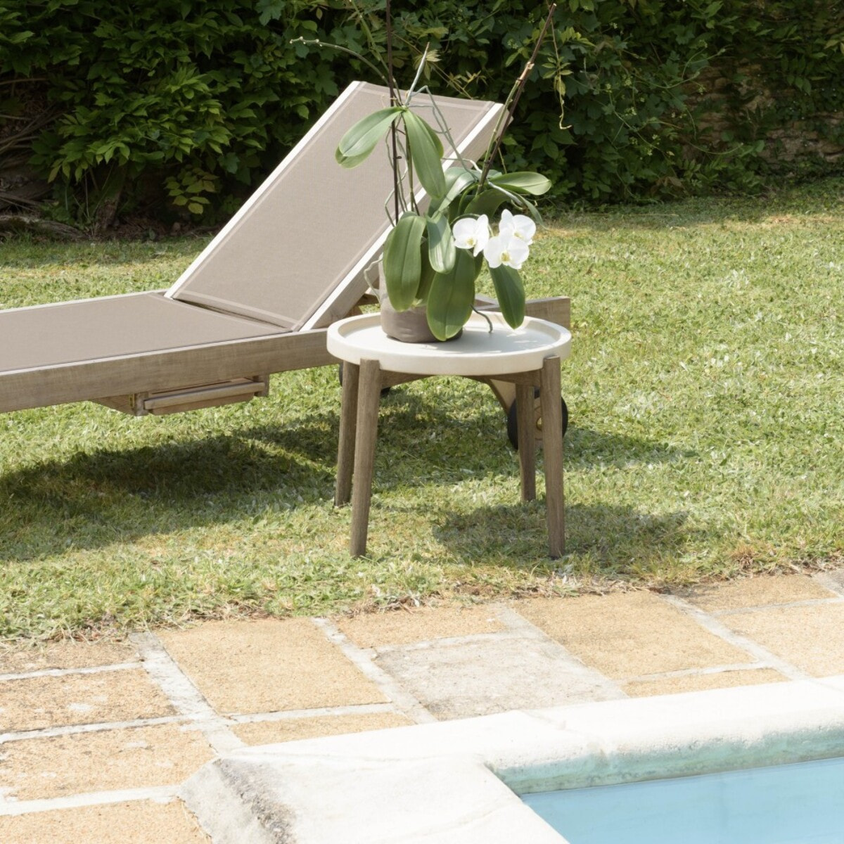 HECTOR - Table d'appoint ronde 50x50cm plateau béton beige pieds acacia