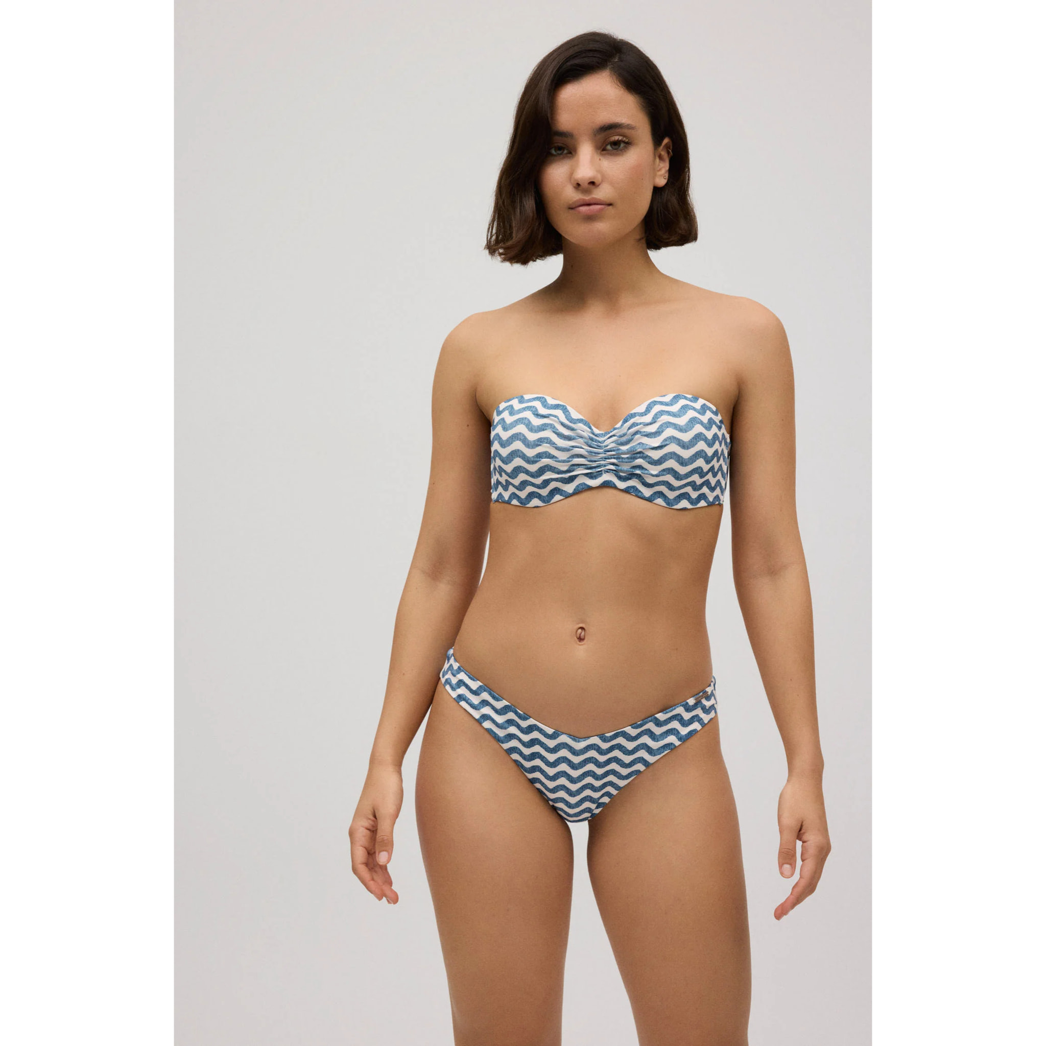 Slip bikini brasiliano con onde blu scuro