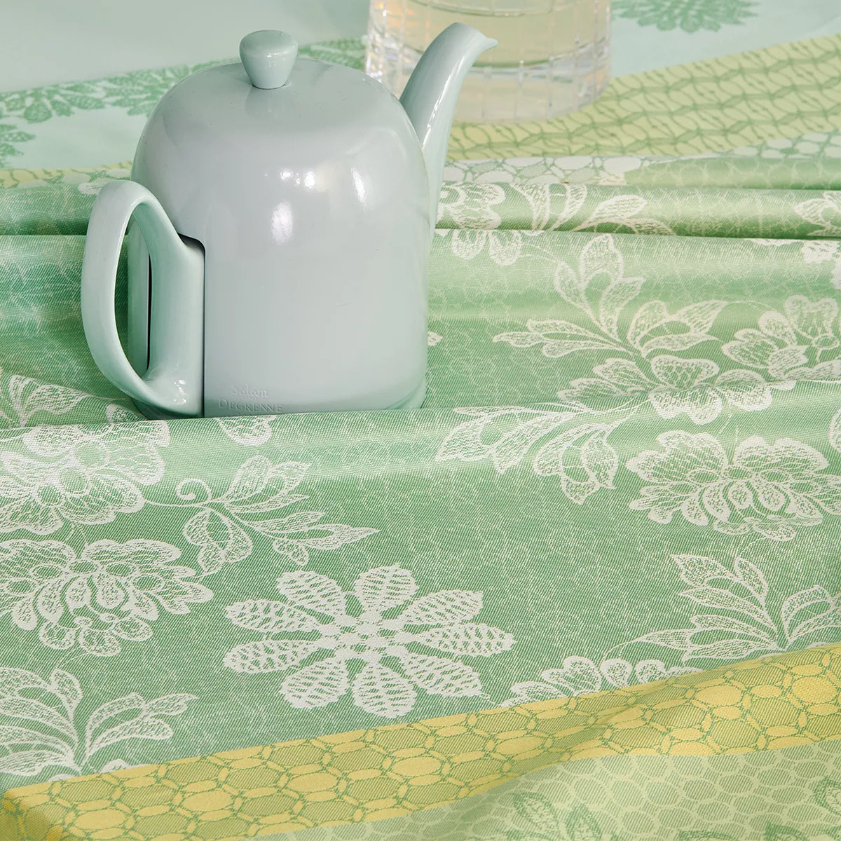 Nappe pur coton enduit motif jacquard vert Mille lace amande