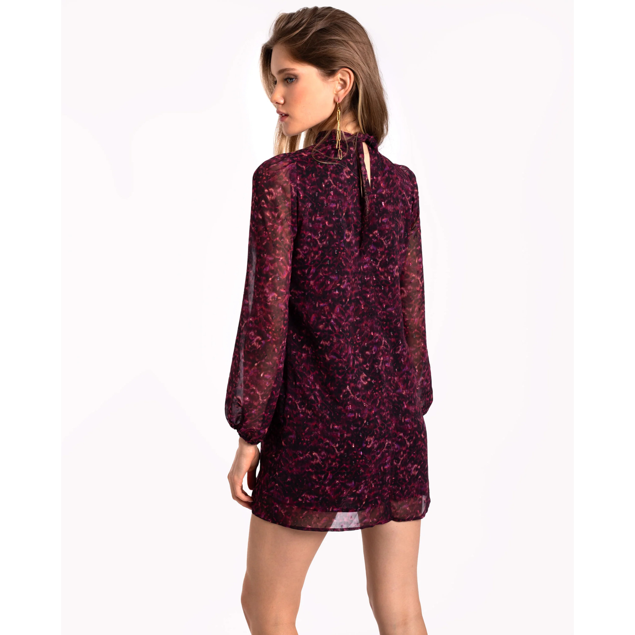 Vestido corto con lazada al cuello