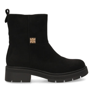 Botín moderno de mujer con detalle metálico