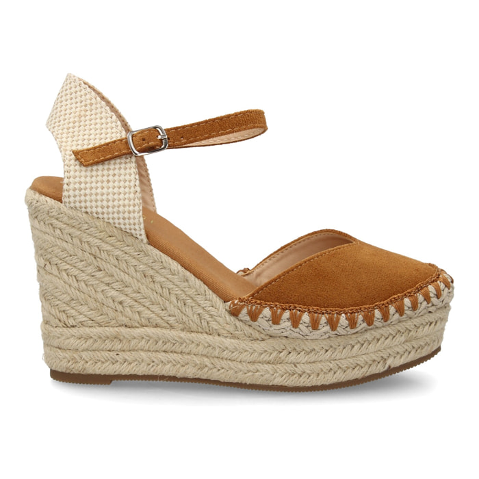 Alpargata de cuña alta de esparto con cierre de hebilla