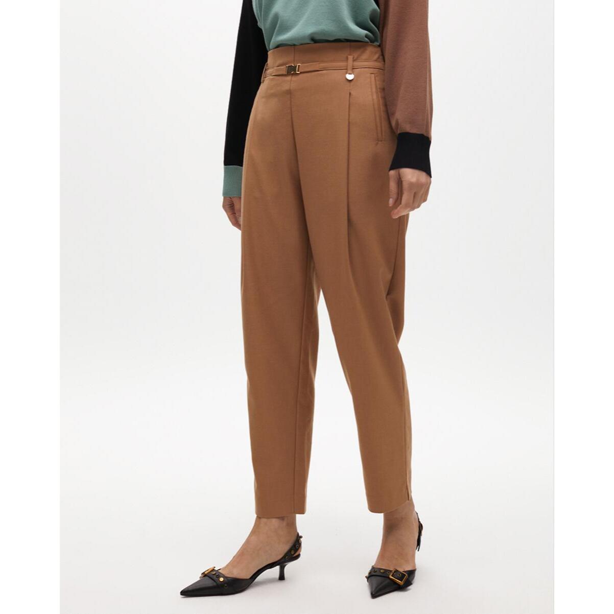 Pantaloni con pinces e dettaglio cintura frontale