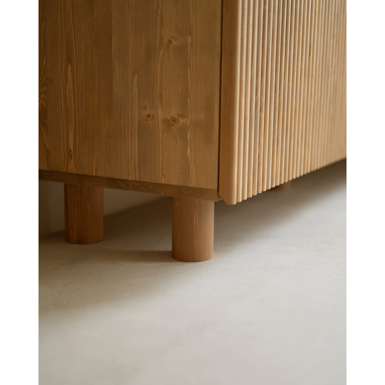 Buffet en bois de sapin et pin en ton chêne moyen 152x42cm Hauteur: 71 Longueur: 152 Largeur: 42