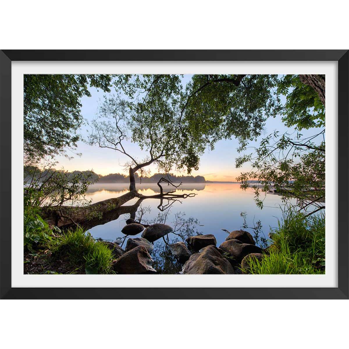 Affiche bord de lac Affiche + cadre en bois - Noir