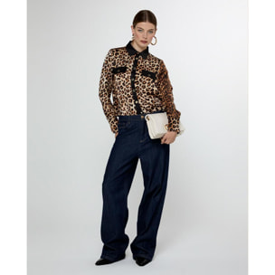 Camicia stampa animalier con colletto e pattina in contrasto