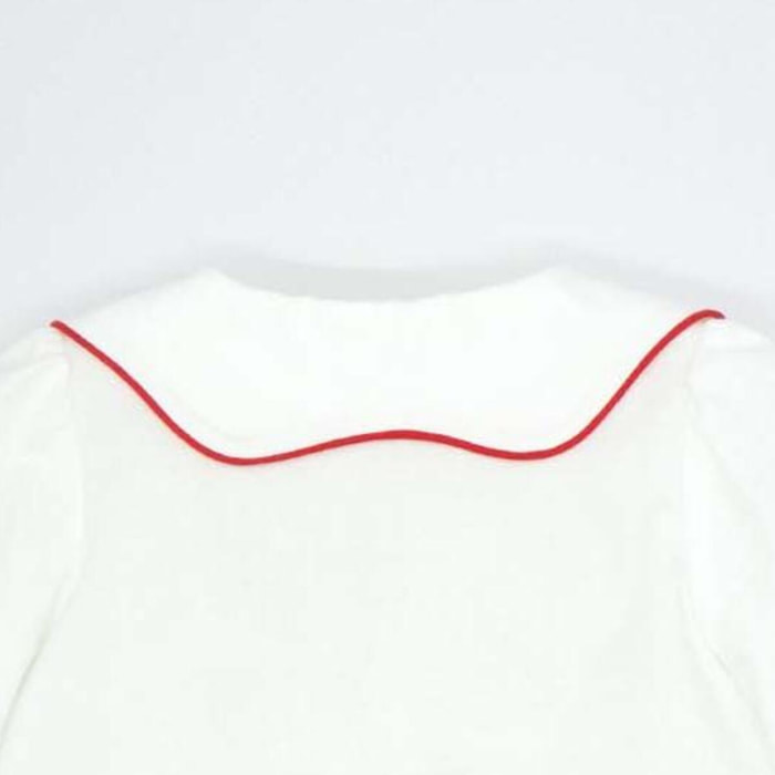 Camisa con cuello en forma de nube blanca
