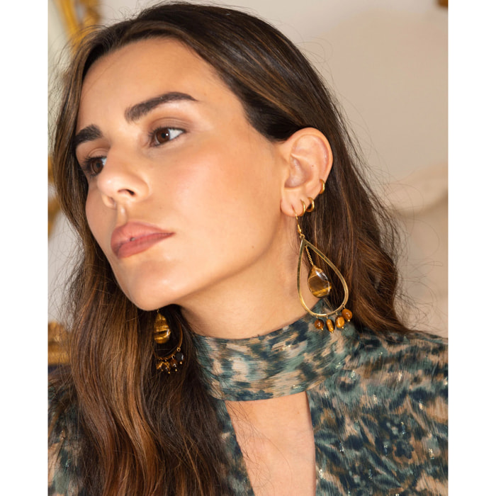 Pendientes largos dorados en forma de gota con piedras naturales marrón.