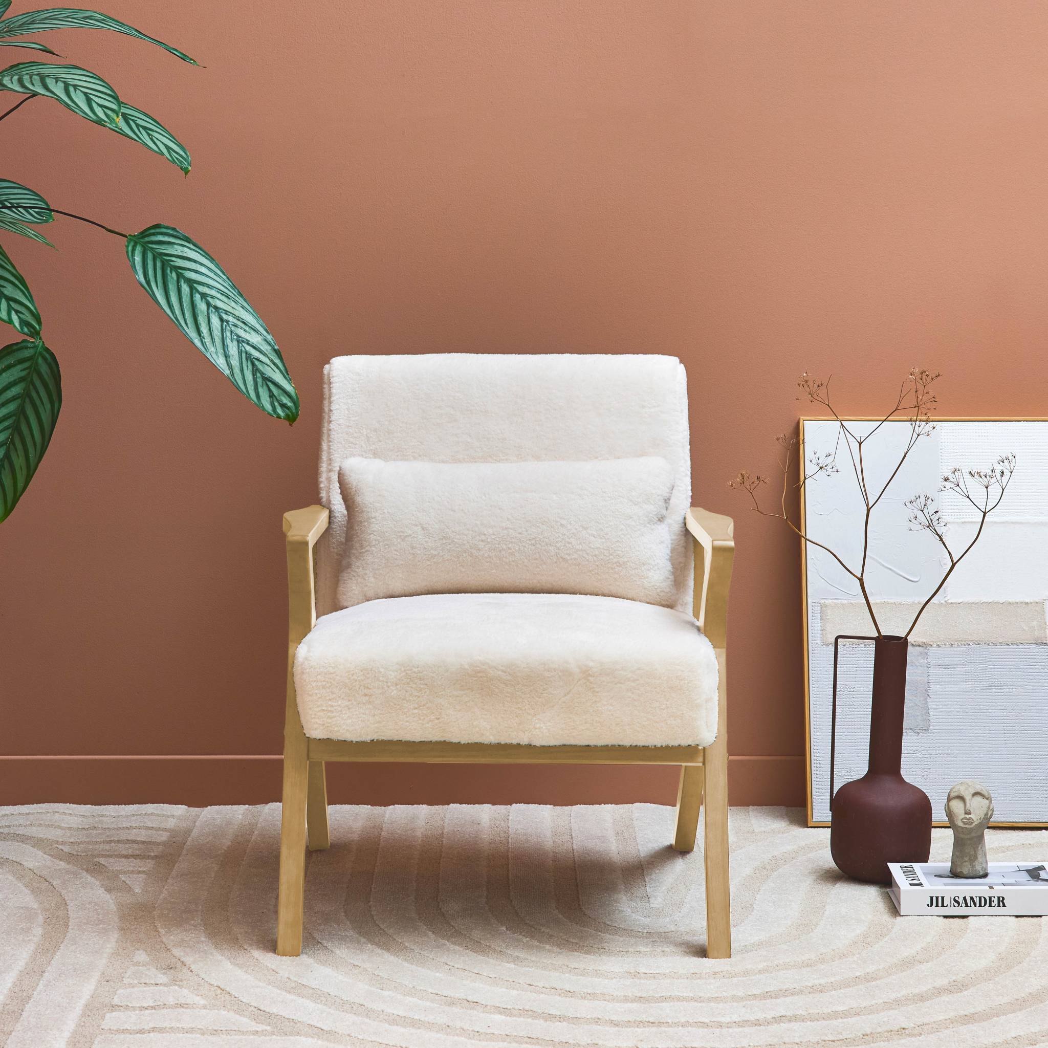 Fauteuil scandinave bois d'hévéa et tissu effet fausse fourrure blanc crème