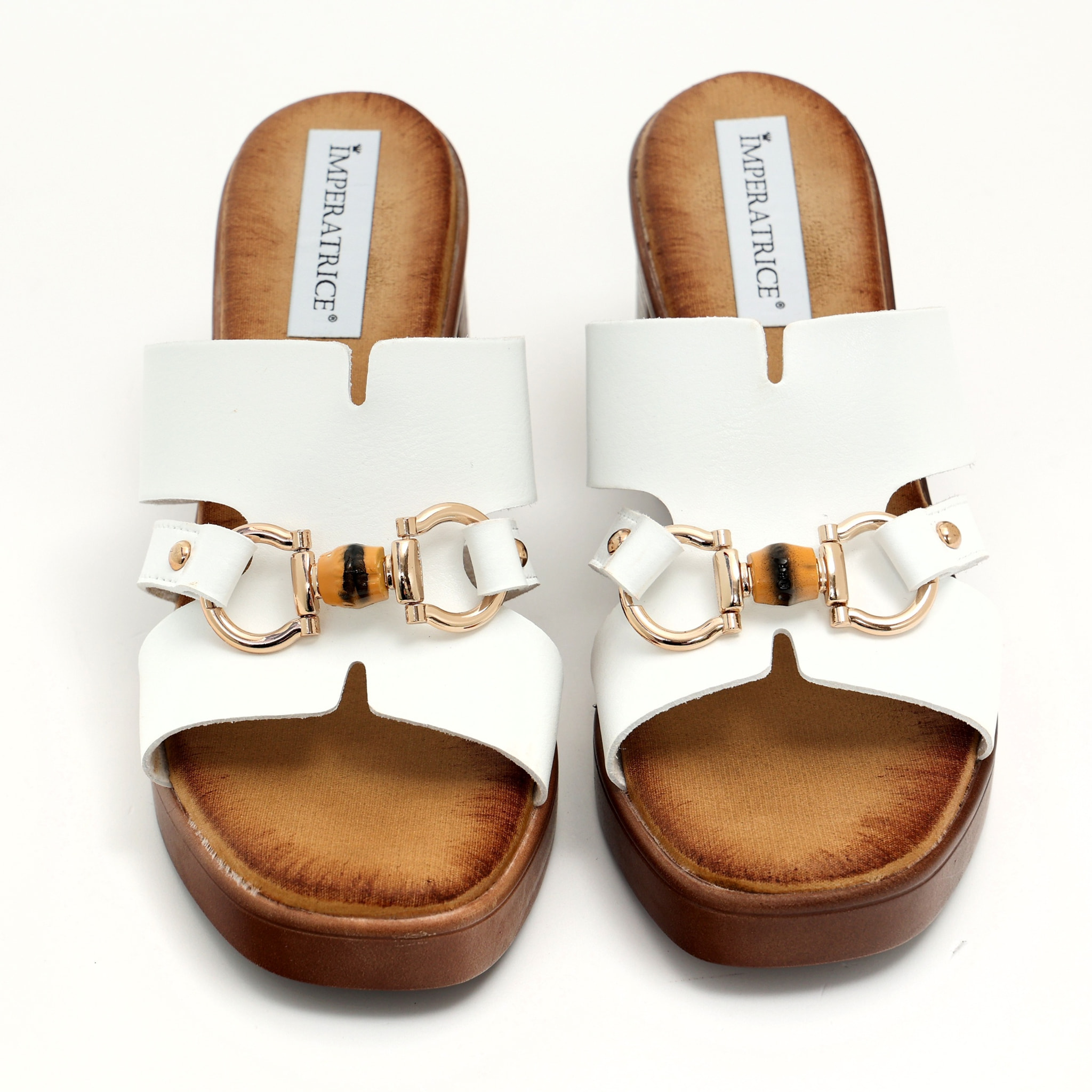 Sandali in simil pelle con tacco comodo quadrato ed applicazione color oro