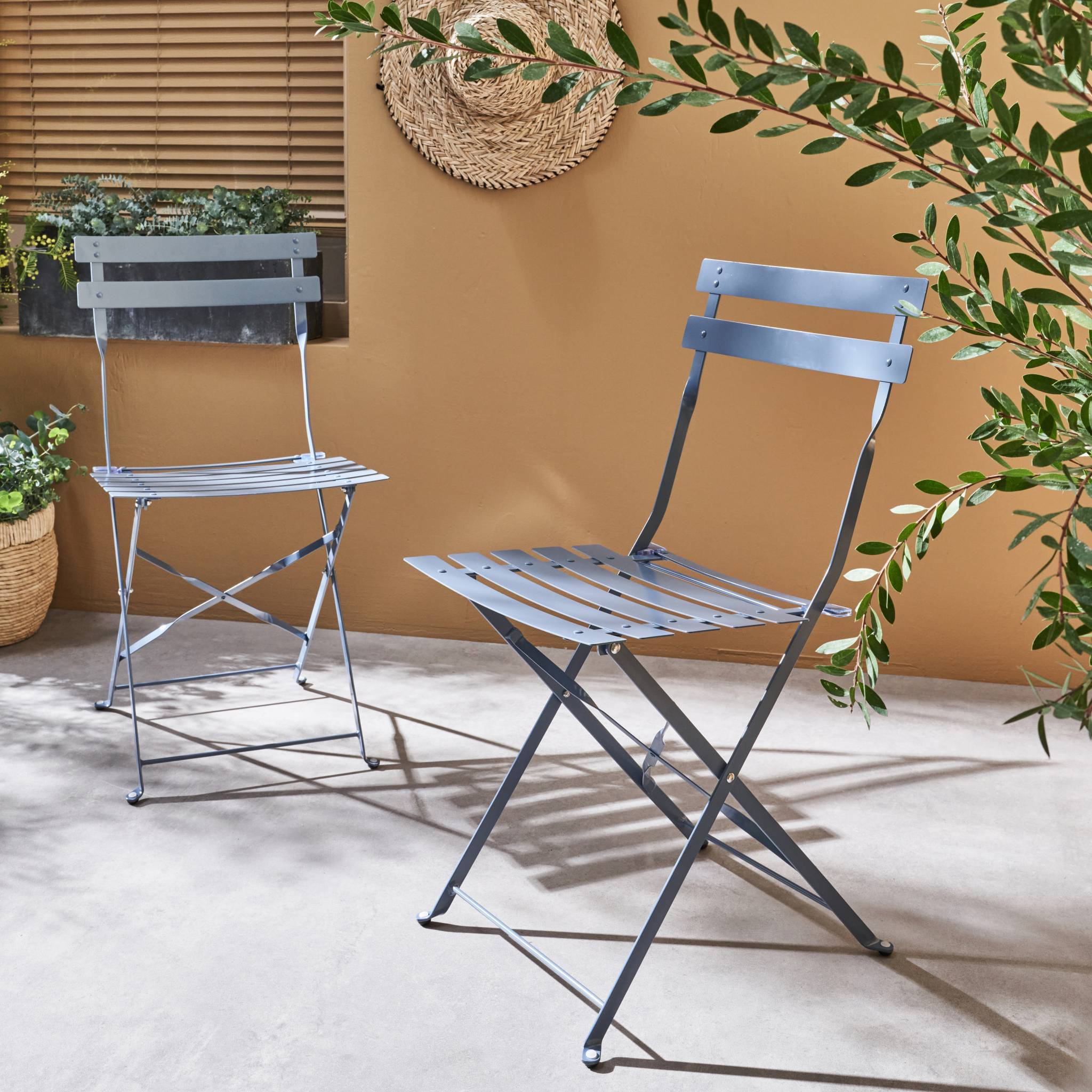 Lot de 2 chaises de jardin bistrot pliables en acier thermolaqué. 49.5 x 41 x 80.5cm