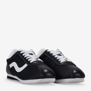 Zapatillas deportivas negras con cordones