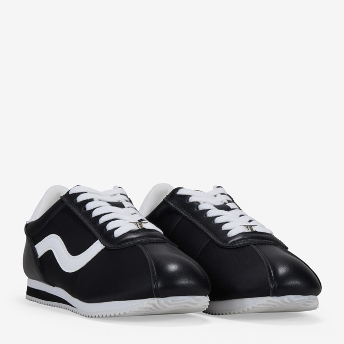 Zapatillas deportivas negras con cordones