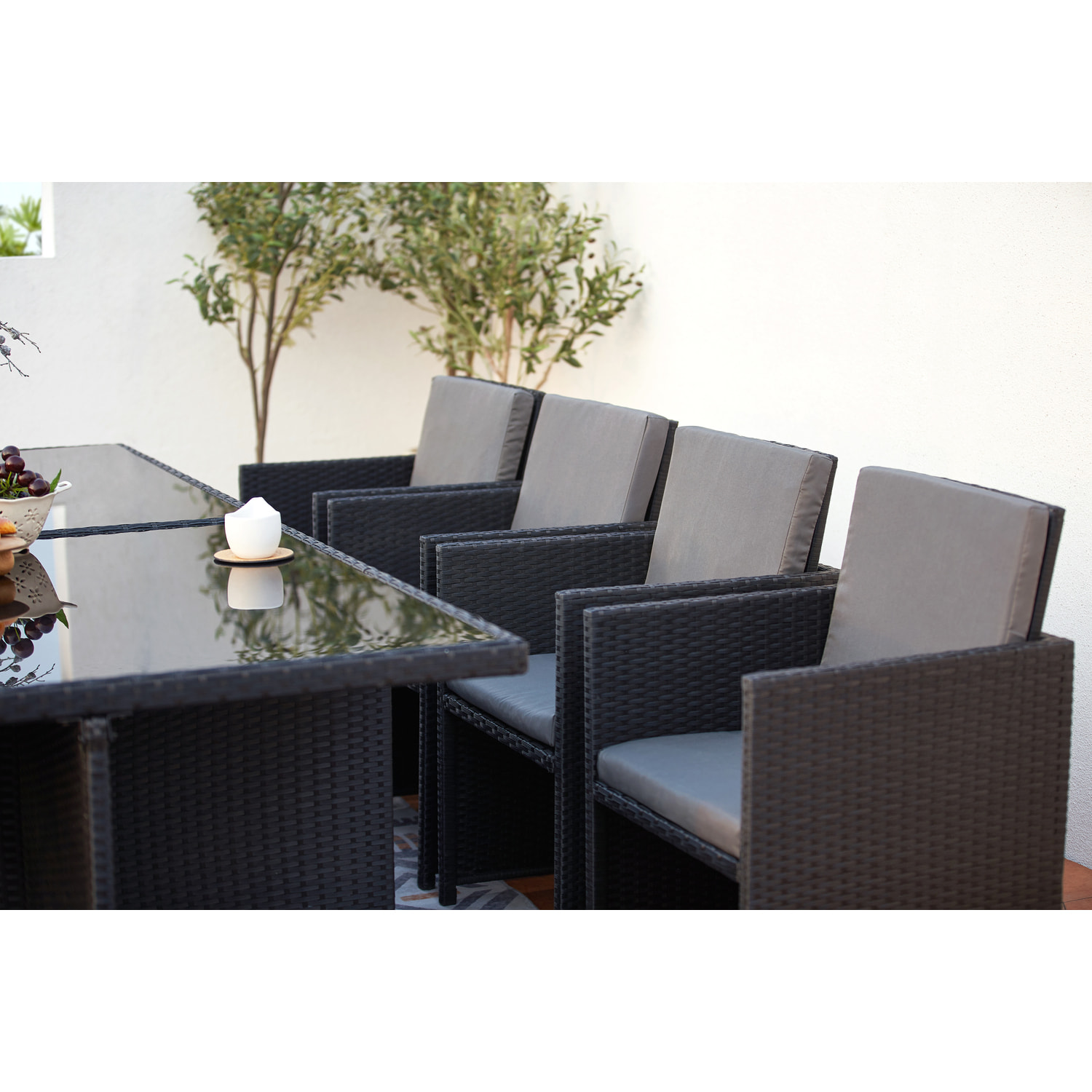 Table et chaises 12 places encastrables en résine noir/gris DALMA