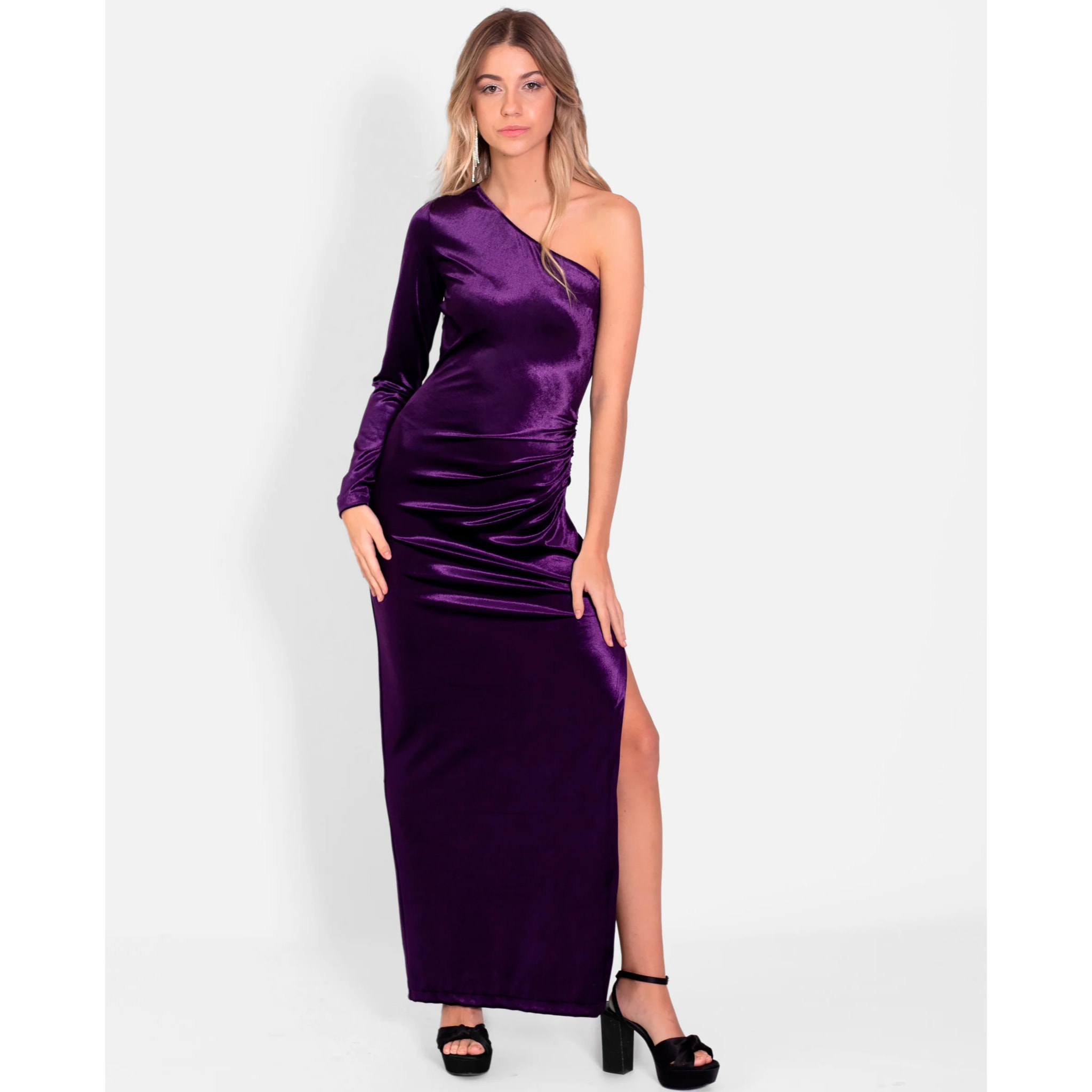 Vestido de terciopelo con una manga larga.