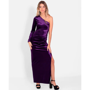 Vestido de terciopelo con una manga larga.
