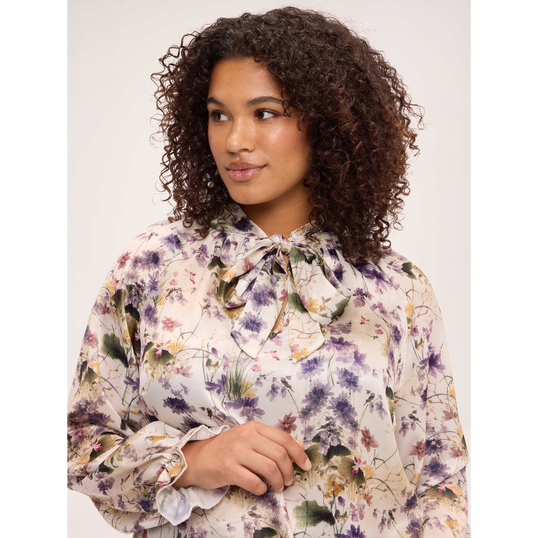 Fiorella Rubino - Blusa in raso con stampa floreale e fiocco - Beige