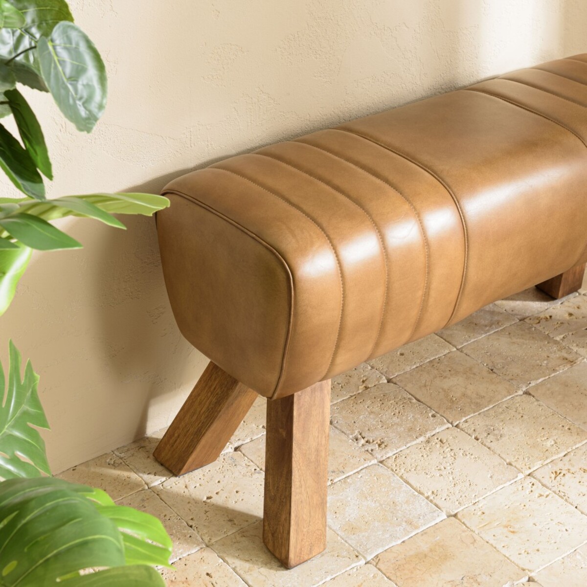 MARCEL - Banc matelassé cuir marron pieds inclinés en bois de manguier