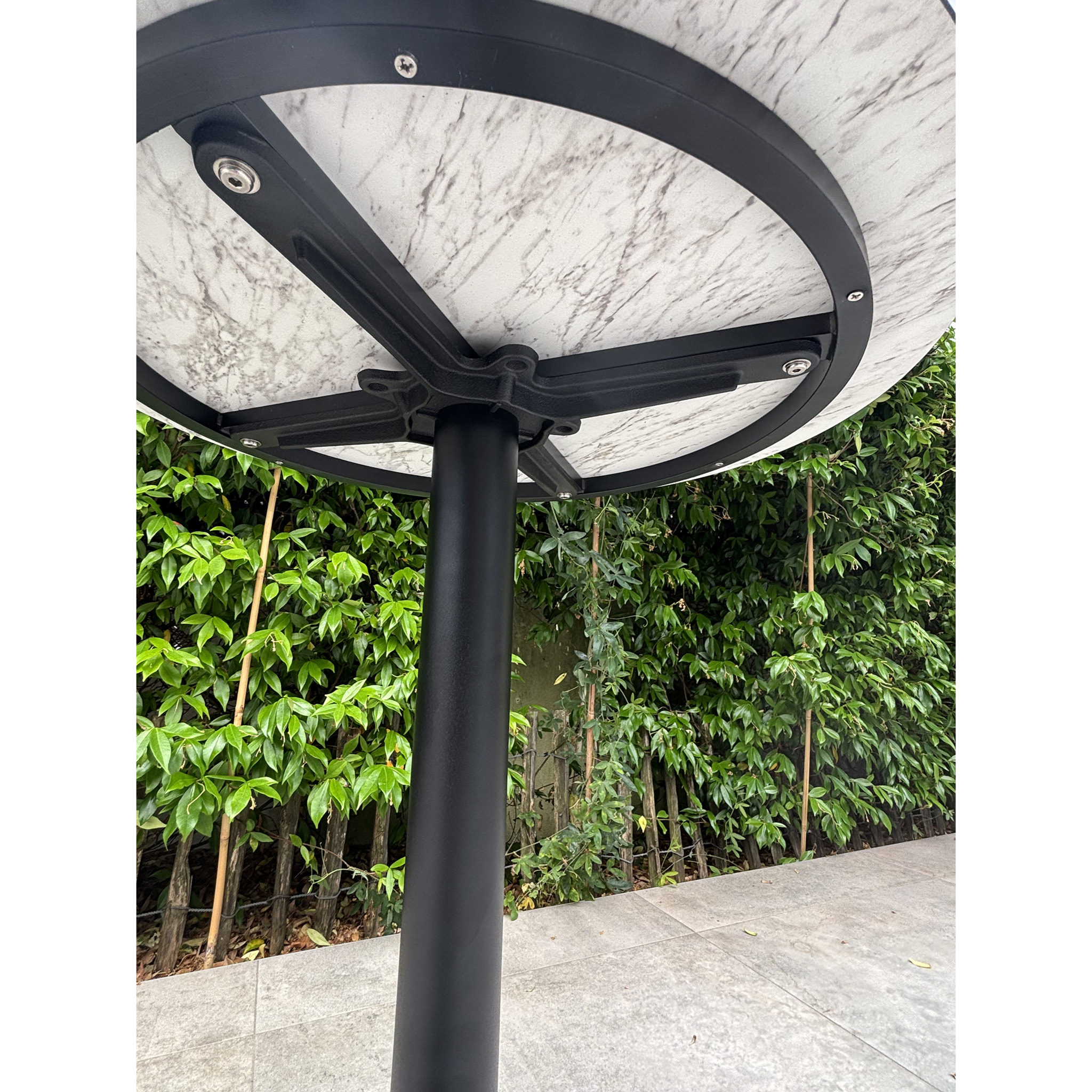 BISTRO - Table ronde de jardin en acier et plateau HPL