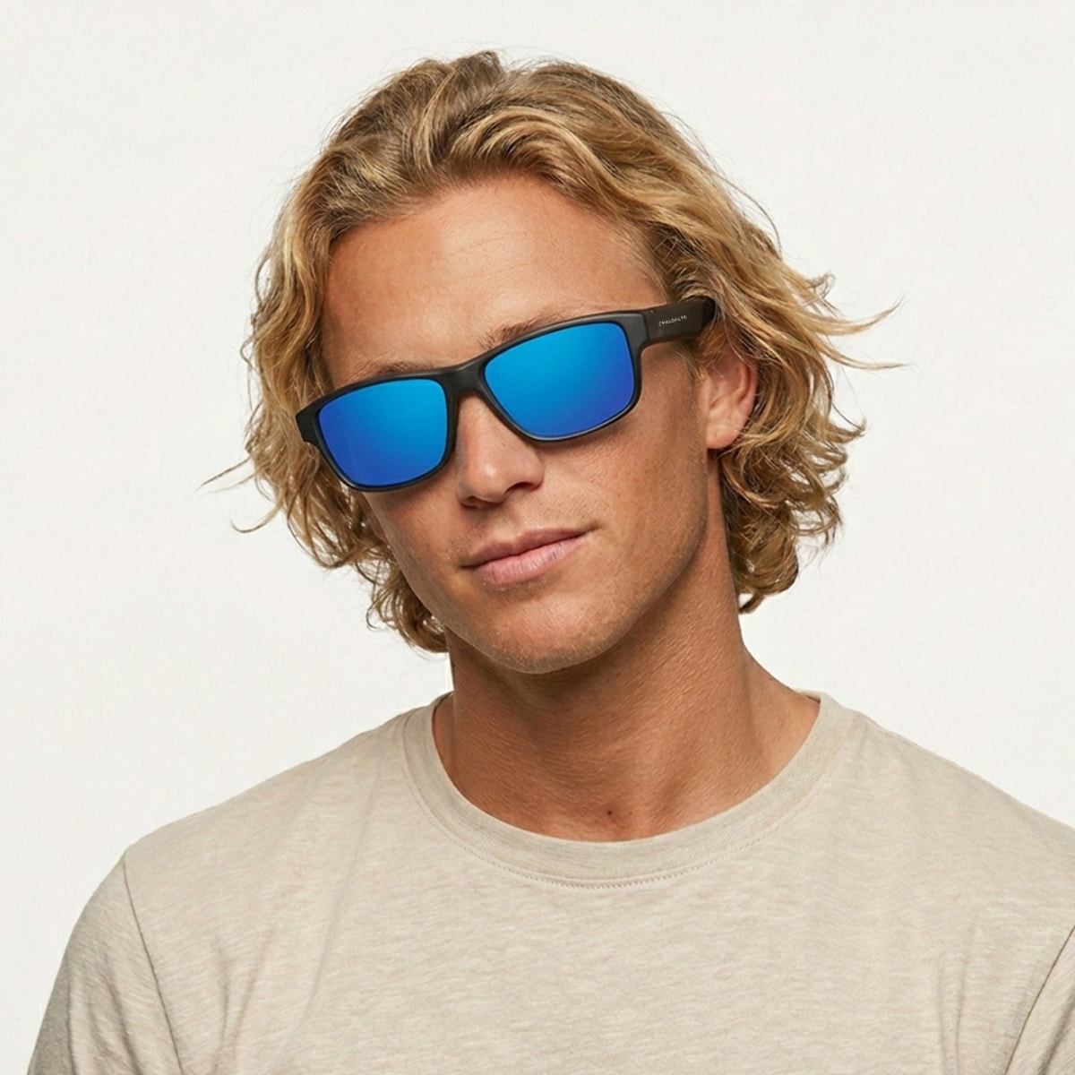 Gafas PALOALTO modelo SANDBOARD, en color Montura gris mate con lentes polarizadas Revo azules.