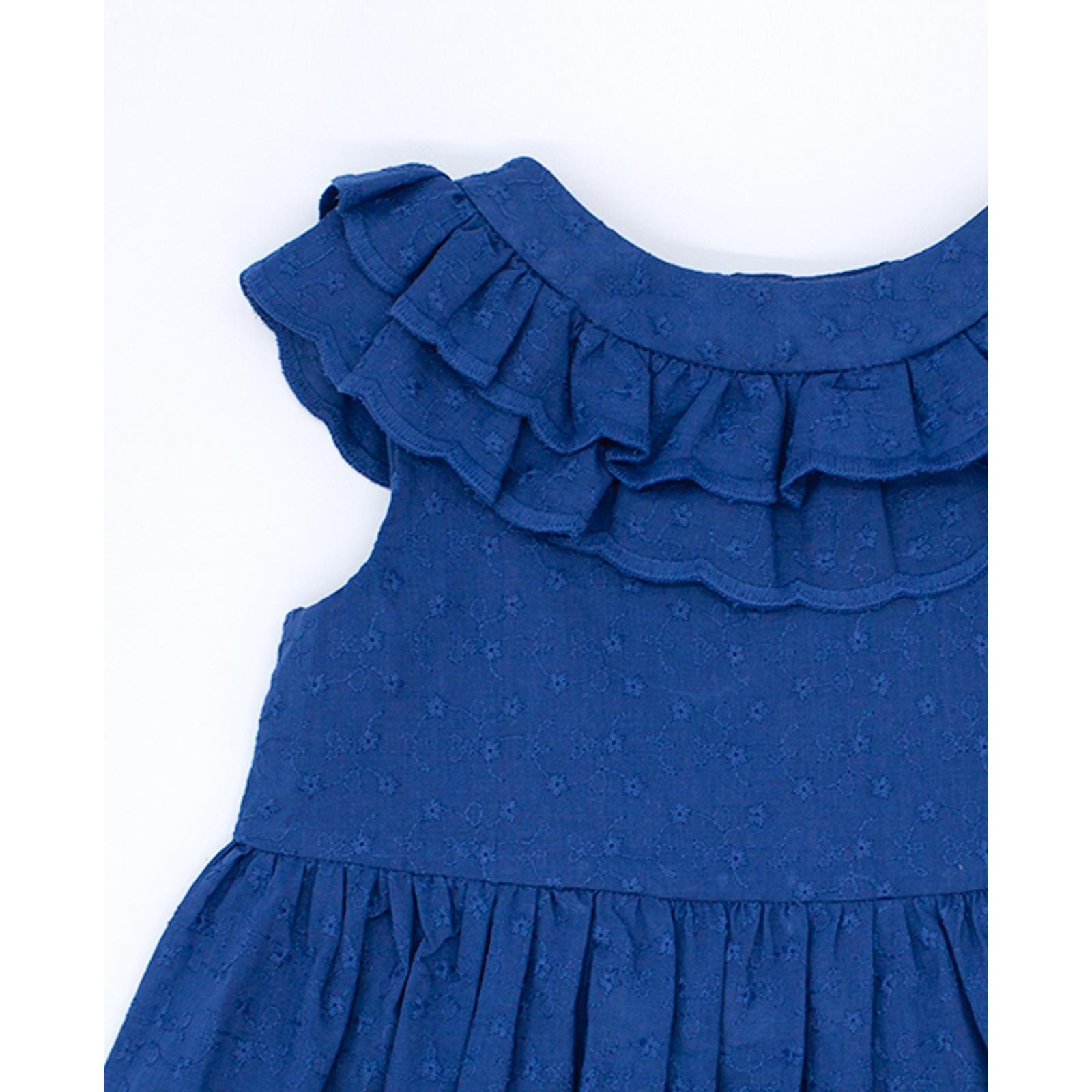 Vestido de voile bordado azul marino. De tirantes con doble volante en el cuello, falda fruncida con volante.