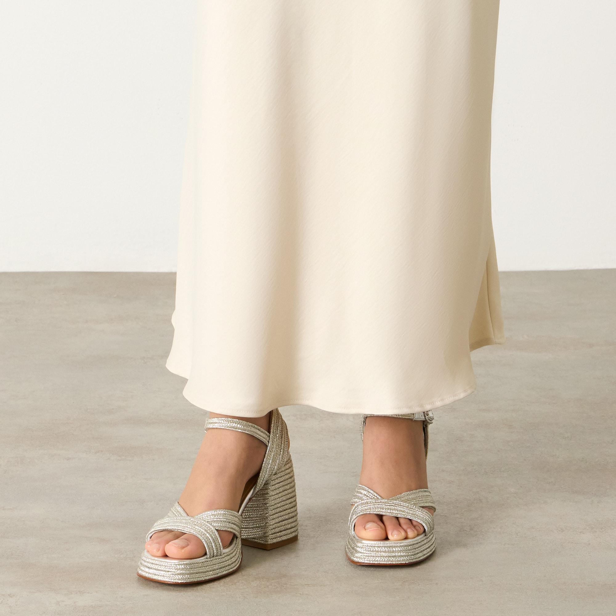 Sandalias de tacón de mujer Valle trenzada en acabado metalizado