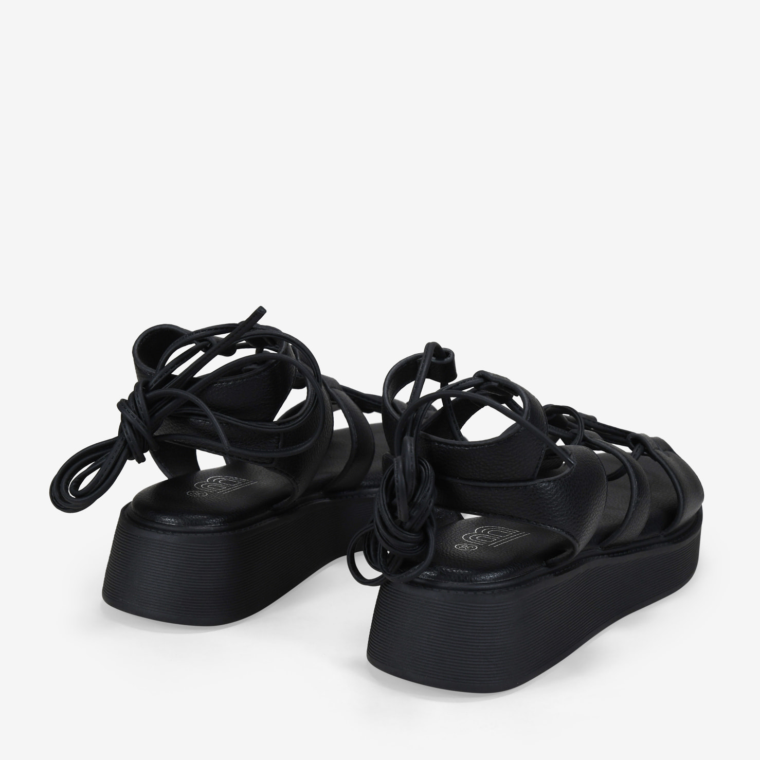Sandalias negras con tiras atadas