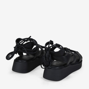 Sandalias negras con tiras atadas