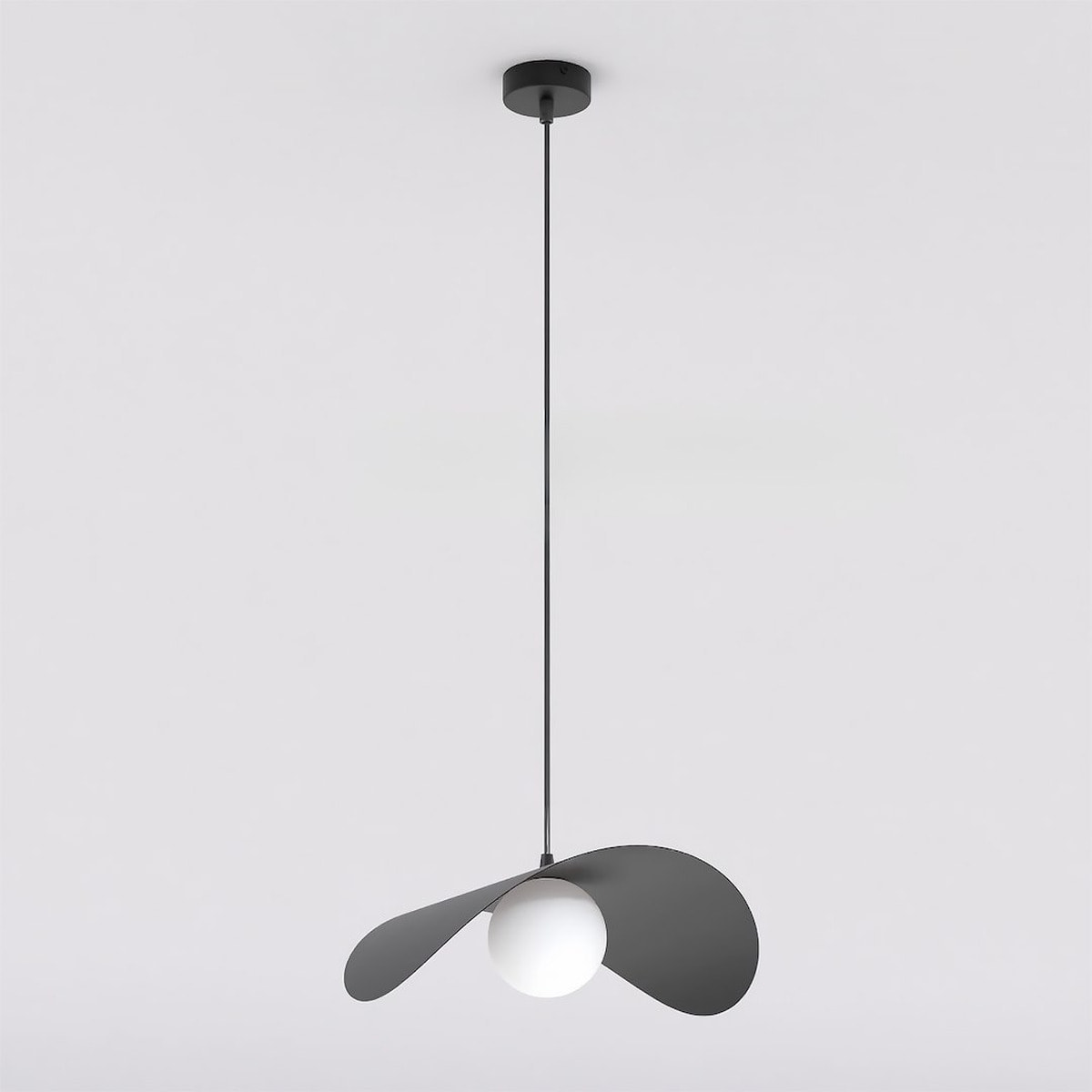 Lampada a sospensione Ritual con diffusore sferico in vetro e struttura nera