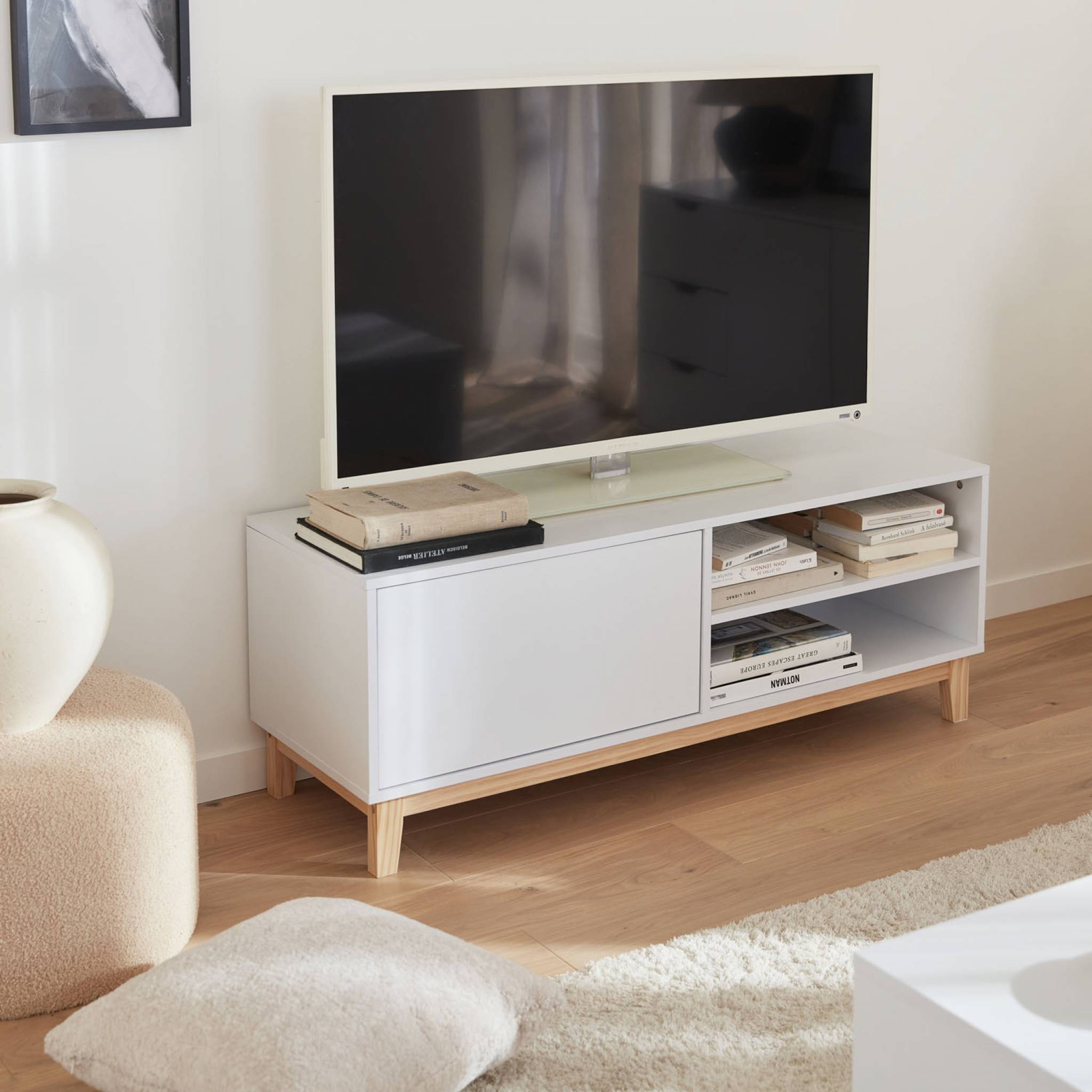 Meuble TV scandinave blanc - Floki - 1 tiroir. pieds en bois de sapin. 120x40x45cm