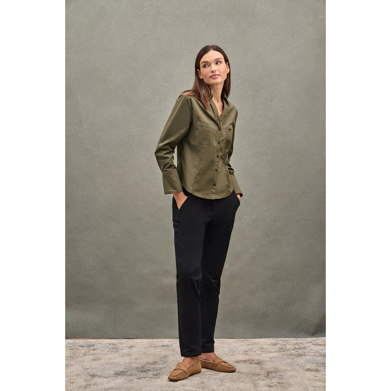 Camisa verde oliva de corte slim y cuello pico