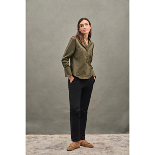 Camisa verde oliva de corte slim y cuello pico