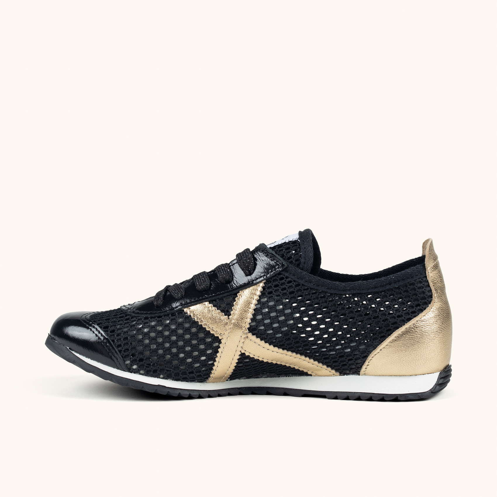 Zapatilla Retro de Rejilla Negra y Oro MUNICH OSAKA 594