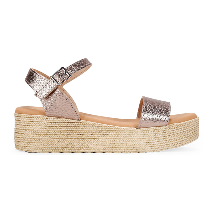 Sandalias de piel metalizadas con plataforma efecto esparto