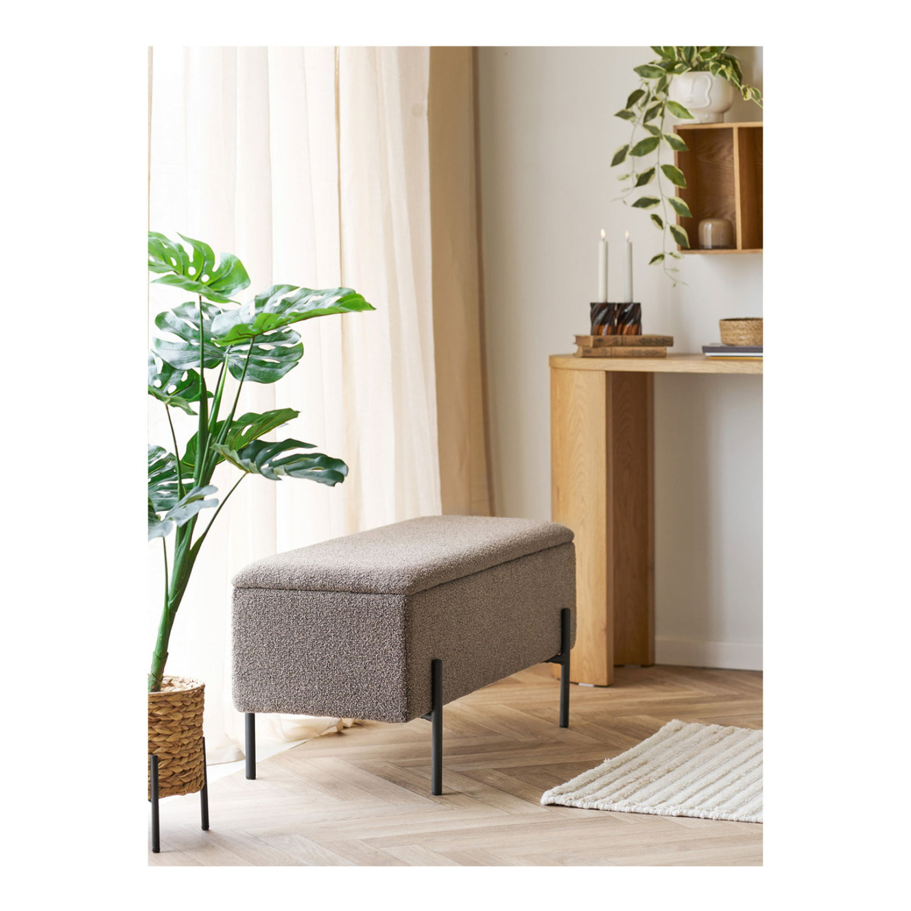 Watford - Panca contenitore in bouclé marrone con gambe in metallo nero 95x36,5x43 cm