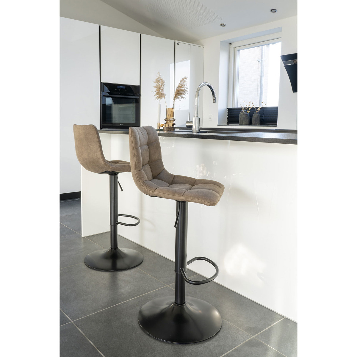 Set 2 sgabelli da bar Middelfart in microfibra marrone chiaro con gambe nere