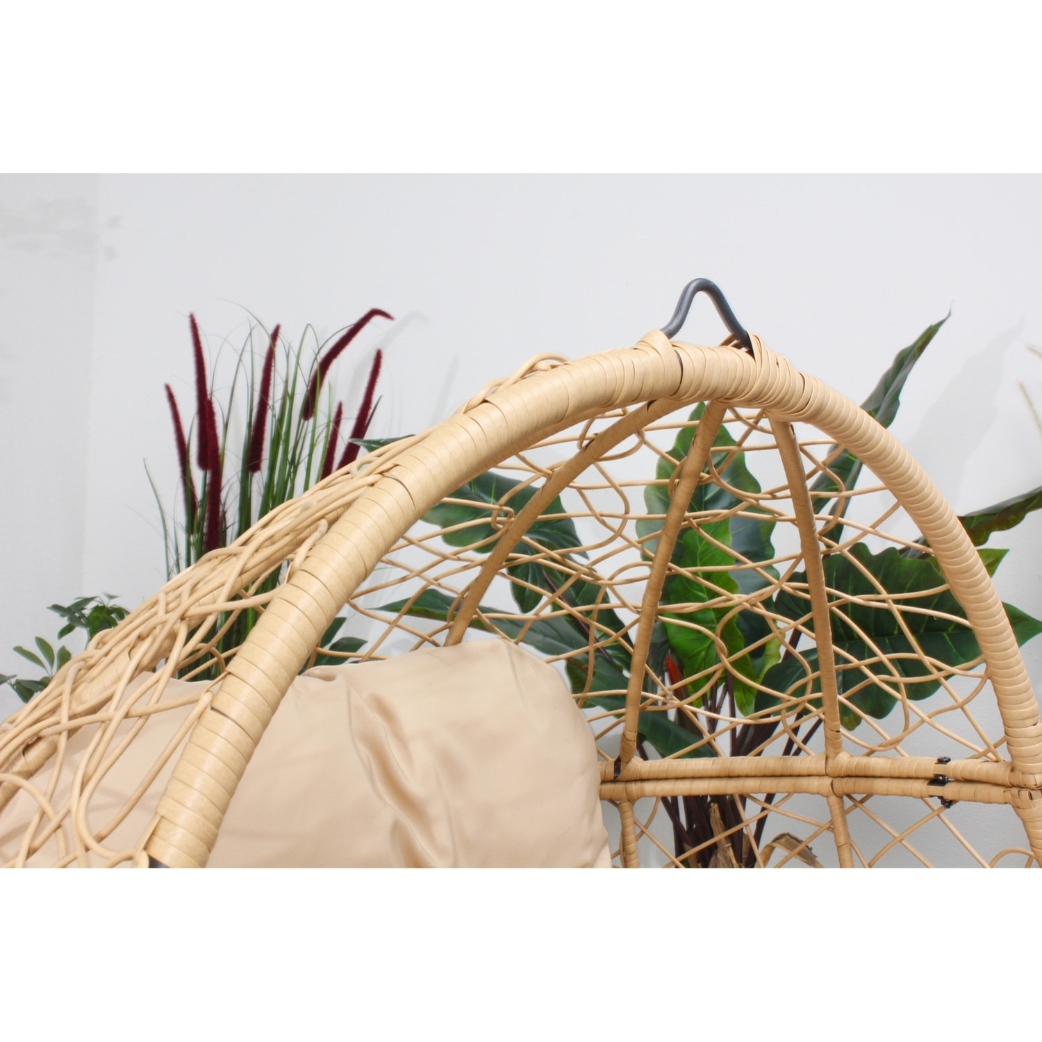 Fauteuil œuf sur pied en résine beige effet rotin JIMMY